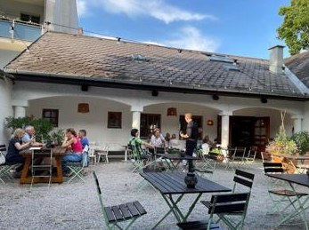 Innenhof mit Gästen im historischen Weilburghof