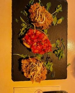 Antipasti-Auswahl auf Schieferplatte