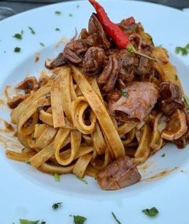 Hausgemachte Tagliatelle mit Ragù