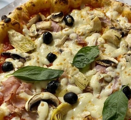 Neapolitanische Pizza Capricciosa aus dem Holzofen